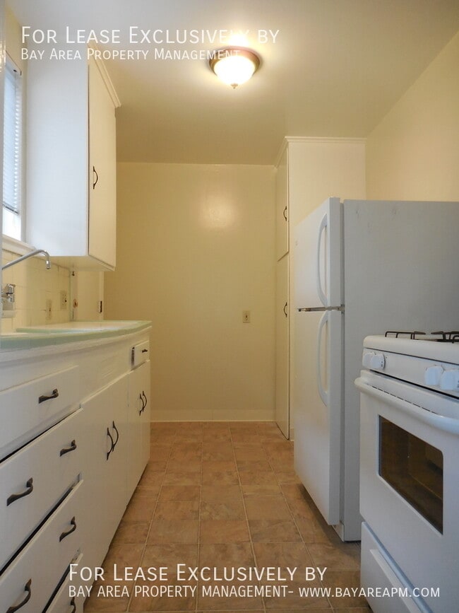 Building Photo - 449 Tamarack Ln