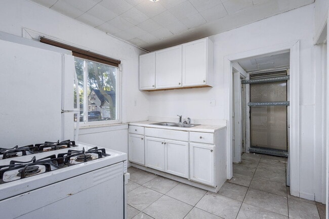 Building Photo - 5021 Anatole St