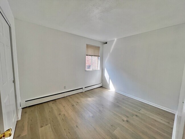 Building Photo - Affordable Remodeled Condo!