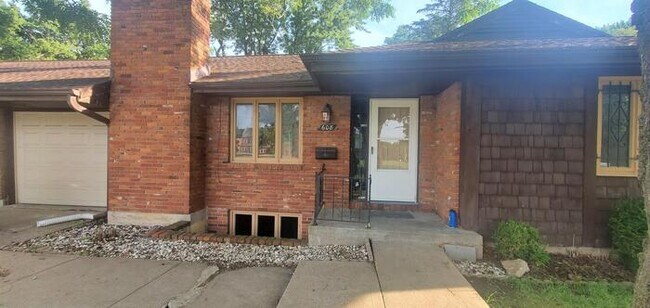 Building Photo - 608 E 78th St
