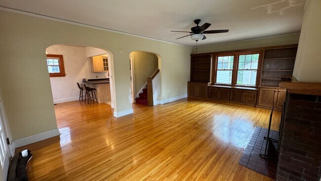 Building Photo - Gorgeous 3 Bed 3.5 Bath Home For Rent! Sho...