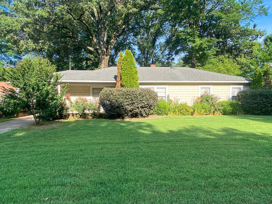 Foto principal - 3 bed / 2 bath in Colonial Acres w/ ss app...