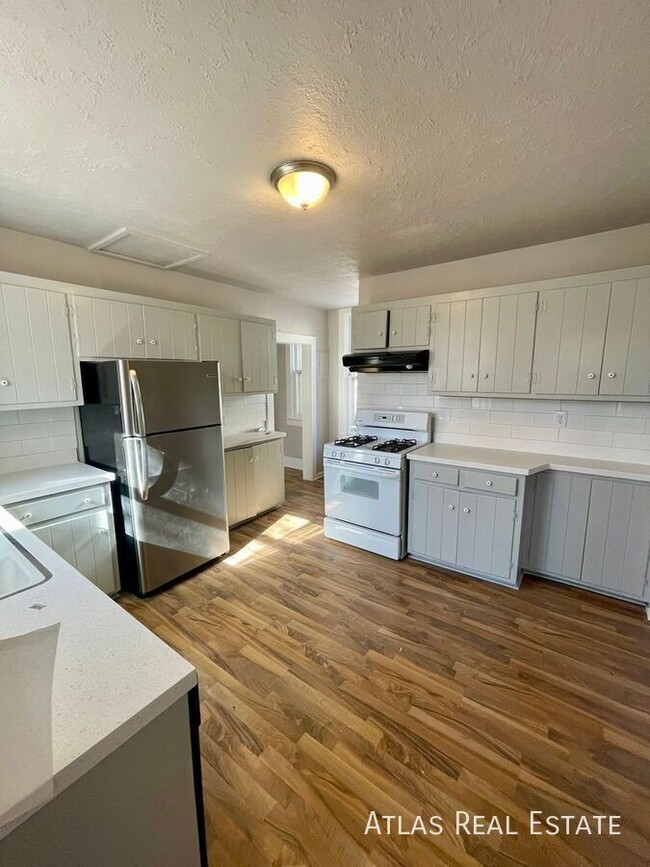 Building Photo - 3 Bedroom, 2 Bathroom Home - Downtown Colo...