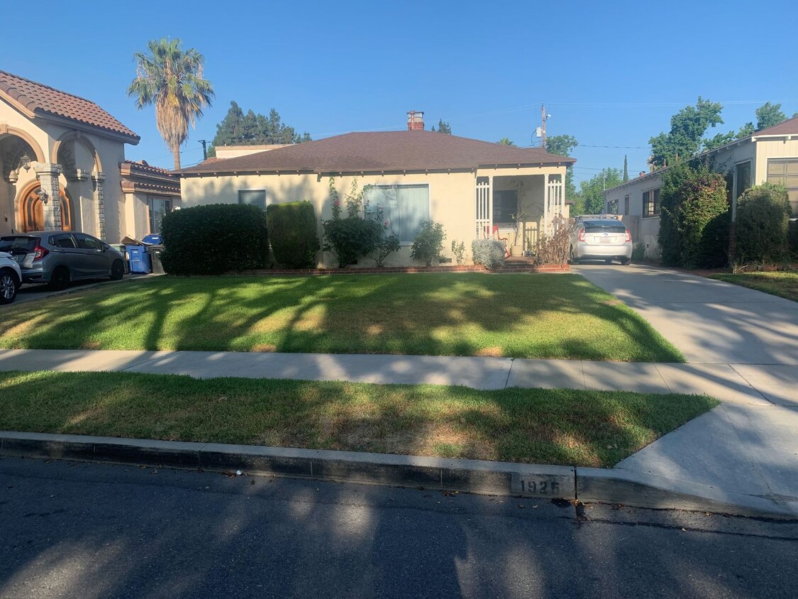 Primary Photo - Burbank 2+1 w/large backyard + ample parking!