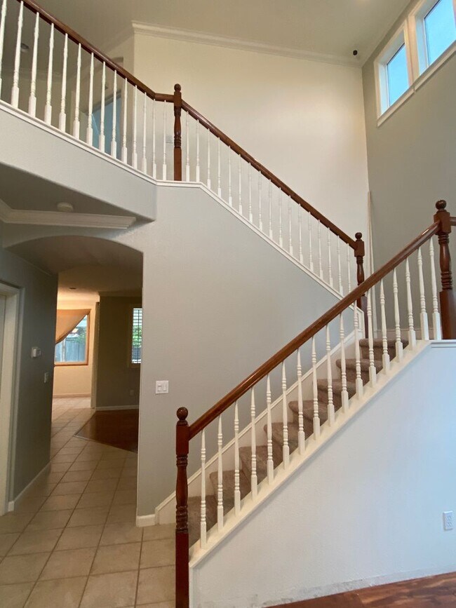 Building Photo - CLEAN AND SPACIOUS 4 BED, 2.5 BATH WITH CO...