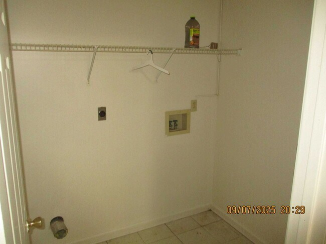 Building Photo - 315 Carriage Ln