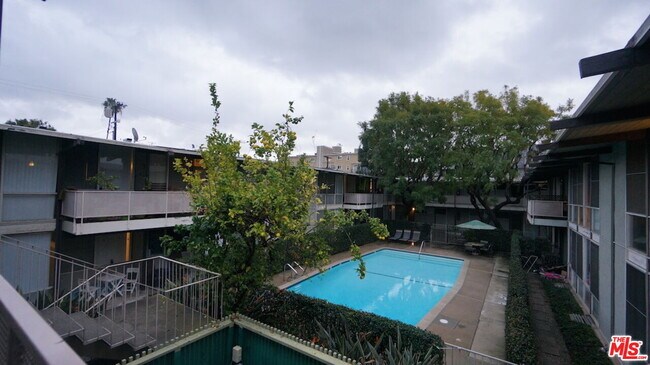 Foto del edificio - 11133 ROSE Ave