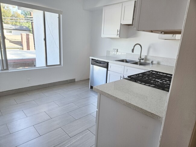 Building Photo - 5302 Comercio Ln