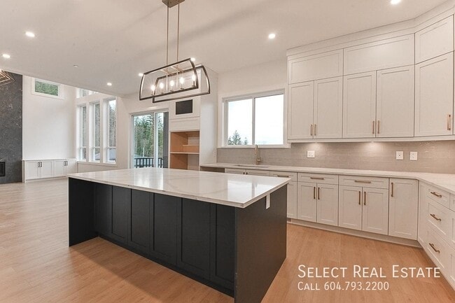 Building Photo - 8573 Forest Gate Dr