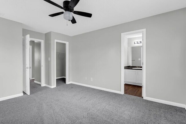 Foto del edificio - Luxurious and Spacious townhome!