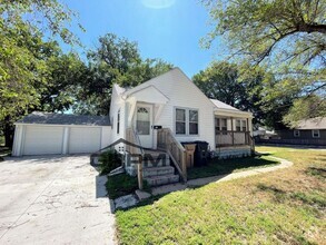 Building Photo - 800 N Poplar St