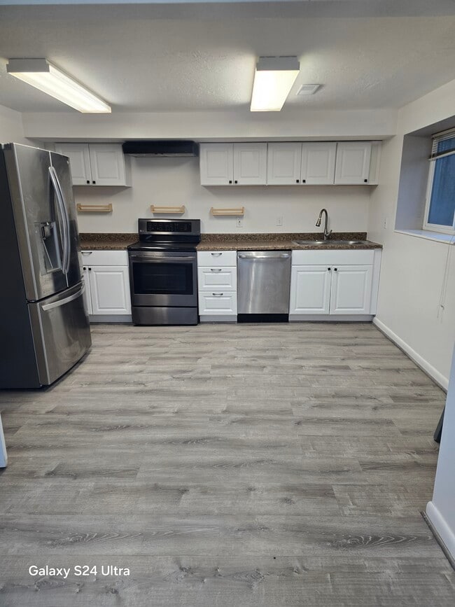 Building Photo - 9798 S Yorkshire Dr