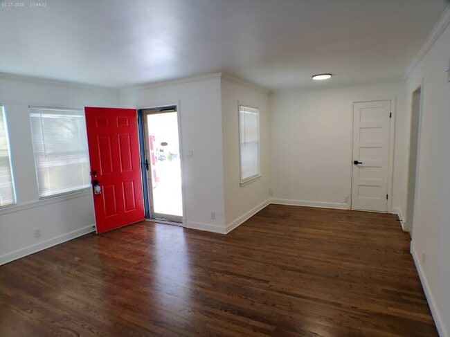 Foto del edificio - Cozy 3 bedrooms and 1 bath with vanity off S Crystal Ave in sought area off W 23rd St Independenc...