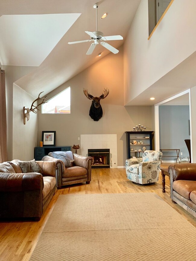 Building Photo - Boulder Beauty for Lease Near Boulder Rese...
