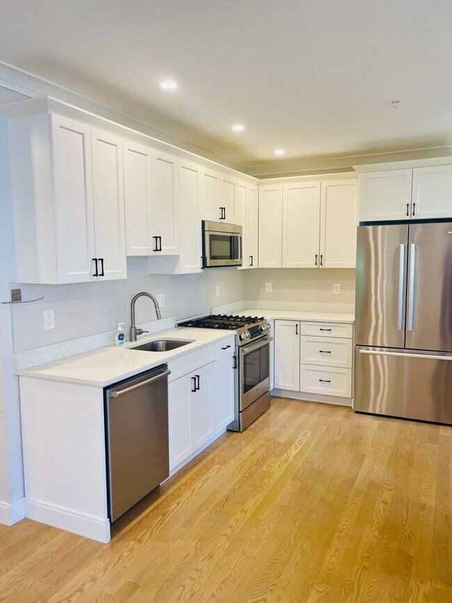 Building Photo - HOT ALLSTON FOUR BED!!!