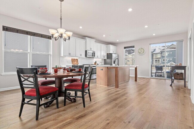 Foto del edificio - "Spacious 3-Bed Townhouse with 2.5 Baths in Maple Grove – A Perfect Retreat at 2405 Sq Ft!"