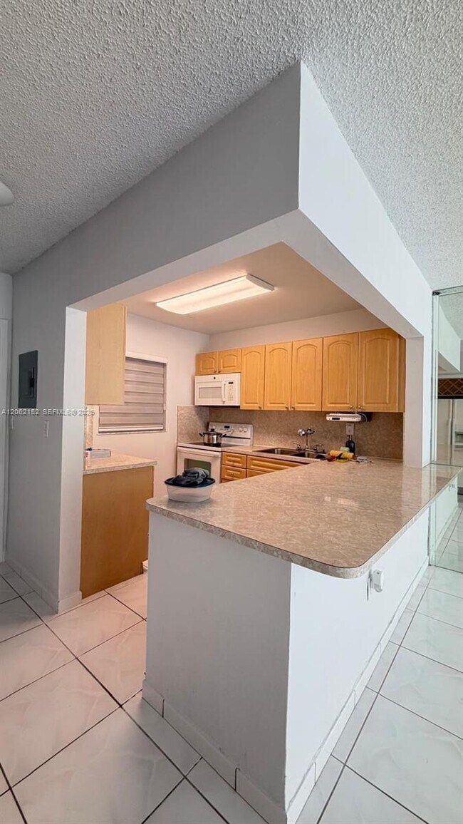 Foto del edificio - 120 Royal Palm Rd