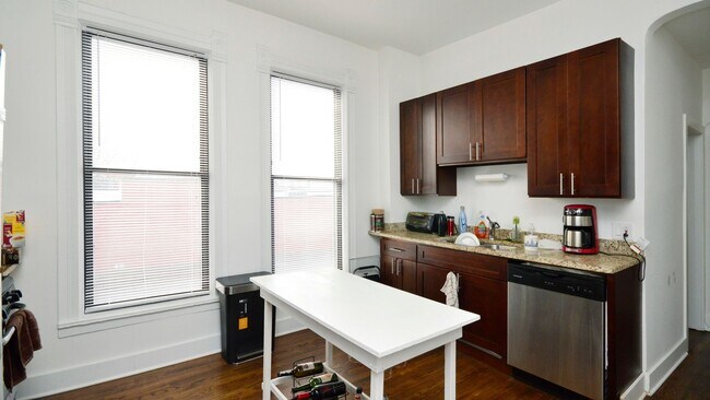 Foto del edificio - Large 2bd/ + Den/1bth Updated, in West Town, Avail 8/1!