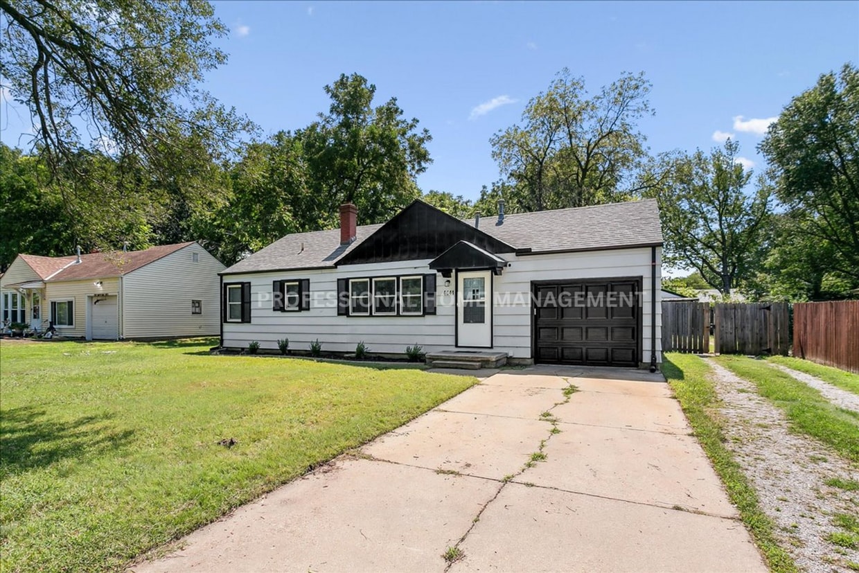 Foto principal - Charming 3 bedroom 1 bath home with 2 gara...