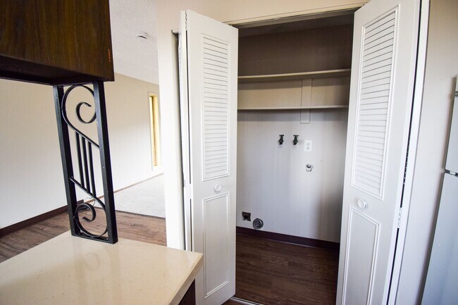 Building Photo - Move In Special! Single Level 2-Bedroom Ap...