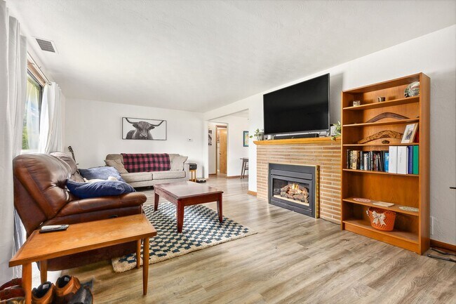 Foto del edificio - Charming Room for Rent in Stylish 1950’s T...
