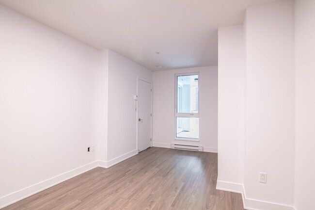 Building Photo - 9675 Av. Papineau