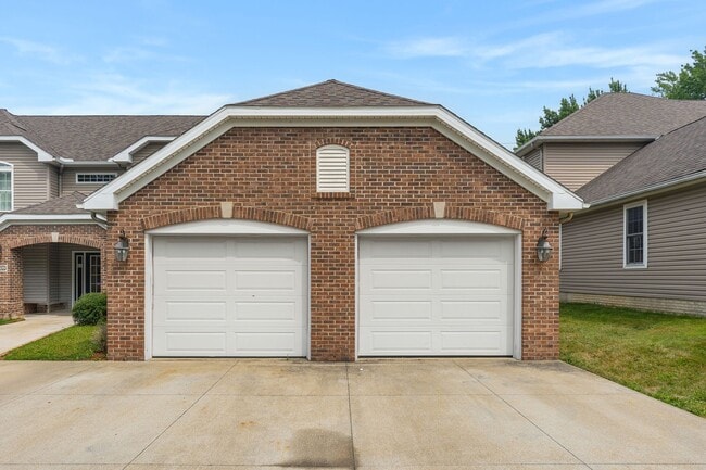 Photo - 5909 Stumph Rd (Parma Heights, OH) Apartment