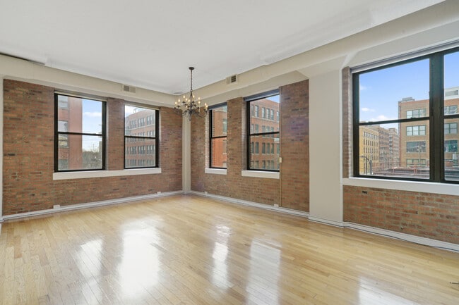 Building Photo - 812 W Van Buren St