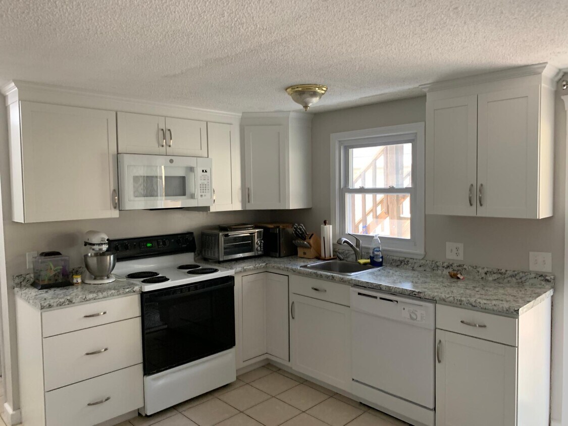Similar Kitchen - 8 maplewood dr