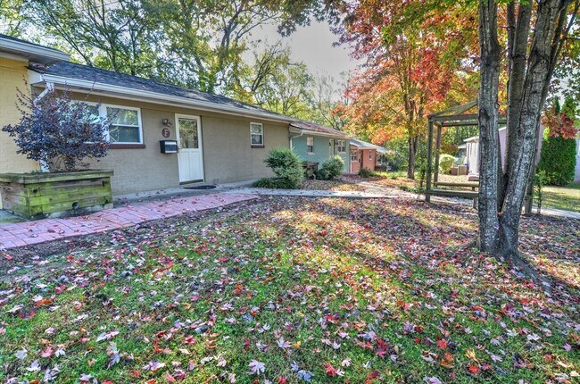 Building Photo - Available Aug 2025!  Fabulous 2 Bedroom Co...