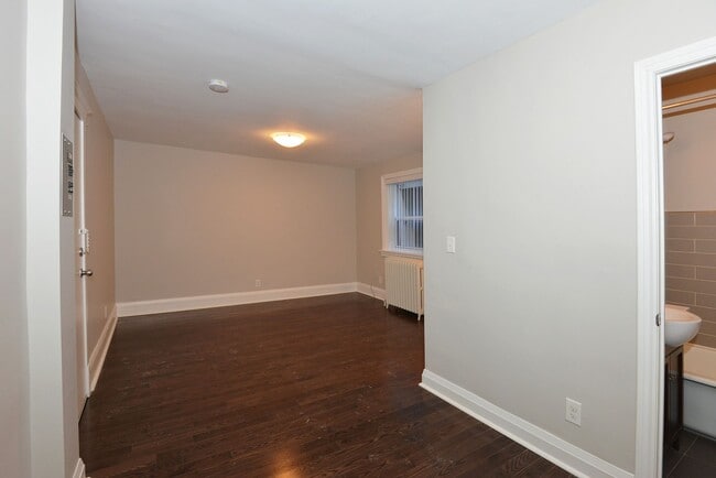 Building Photo - 54 Maitland St