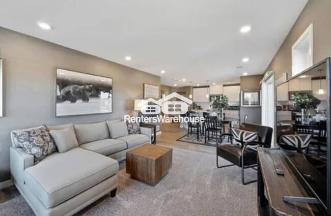 Building Photo - 10836 Glacier Ln N