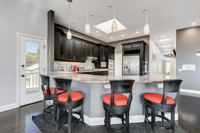 Kitchen with bar stools - 4667 Park Dr