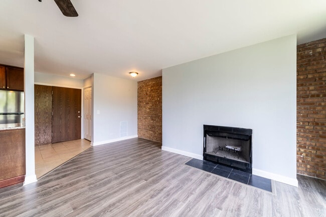 Building Photo - 6020 Oakwood Dr