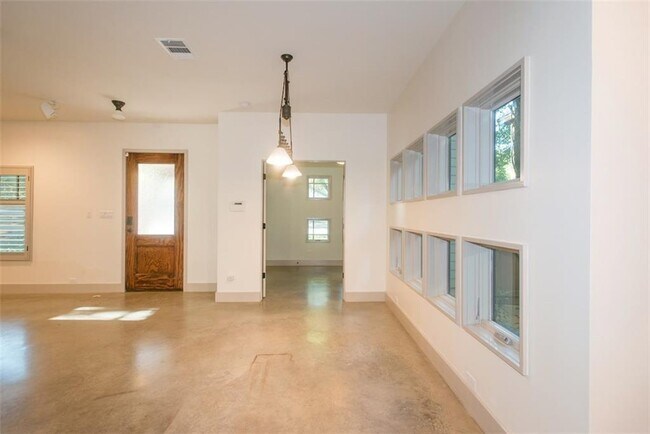 Foto del edificio - 610 W Live Oak St