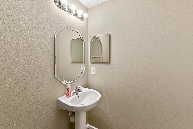 Foto del edificio - 664 Sunny Stroll Dr