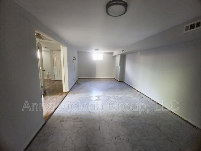 Building Photo - 2317 Roslyn Ave