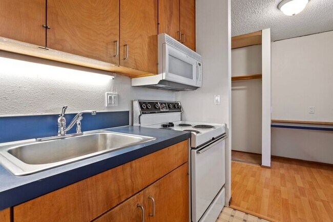 Foto del edificio - Spacious, Conveniently Located 1-Bed Near OHSU!!