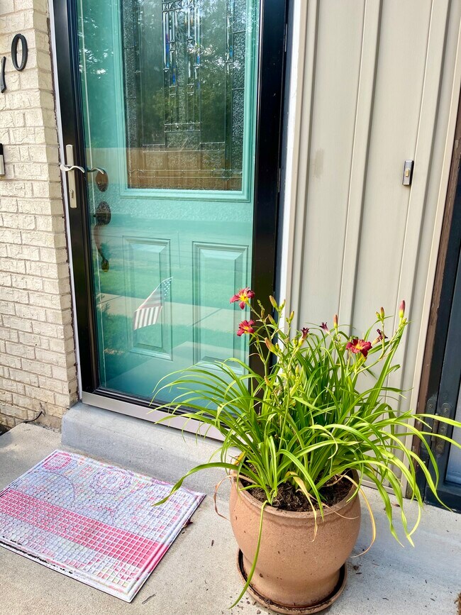 Building Photo - 4610 W Pondview Dr