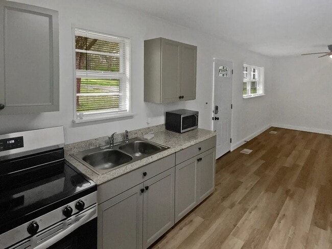 Building Photo - Small Cottage Home