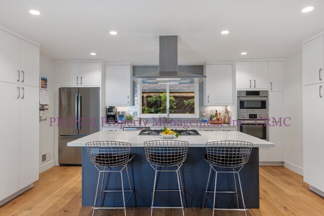 Foto del edificio - Modern Luxury Meets Timeless Charm in This...