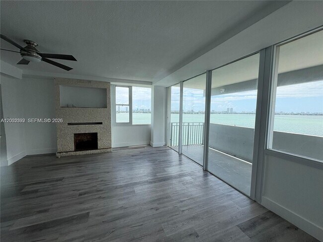 Foto del edificio - 7545 E Treasure Dr