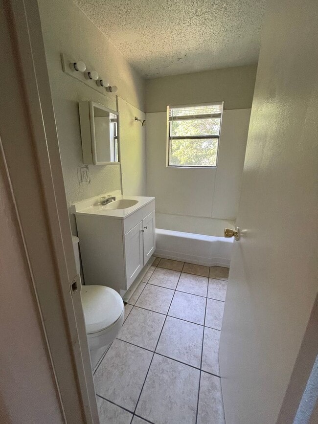 Building Photo - Renovated  Adorable 4bd 1bth Home