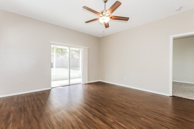 Foto del edificio - 327 Sand Ridge Dr