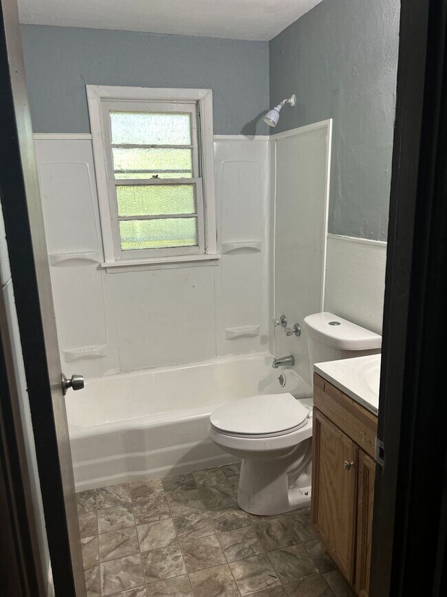 Building Photo - Beautiful Rent Ready 2 Bed 1 Bath Home!