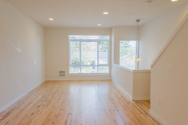 Building Photo - 3Bd/2.5Ba Seattle Townhouse