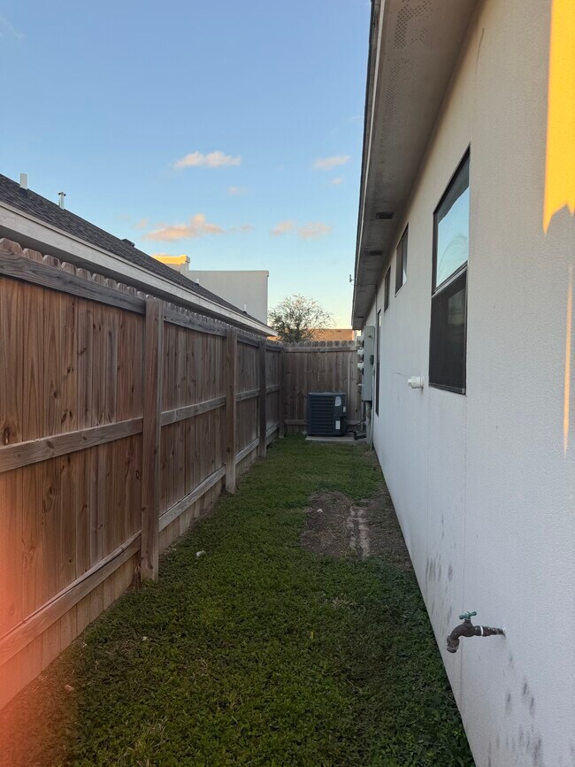 Building Photo - 2022 Summerland Ln