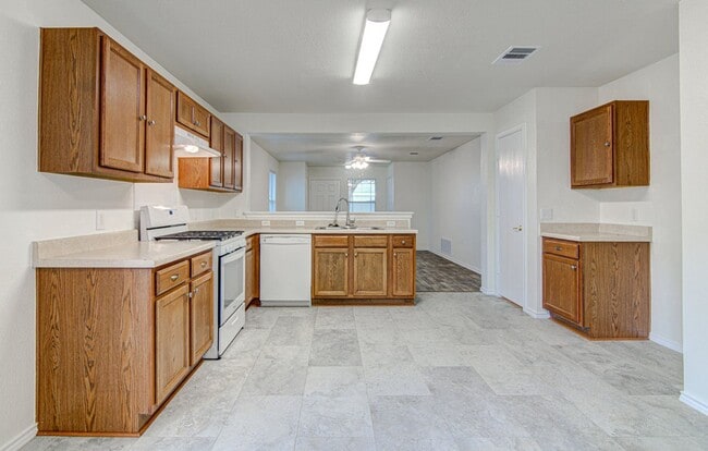 Building Photo - Super cute 3/2 in Southeast Austin!