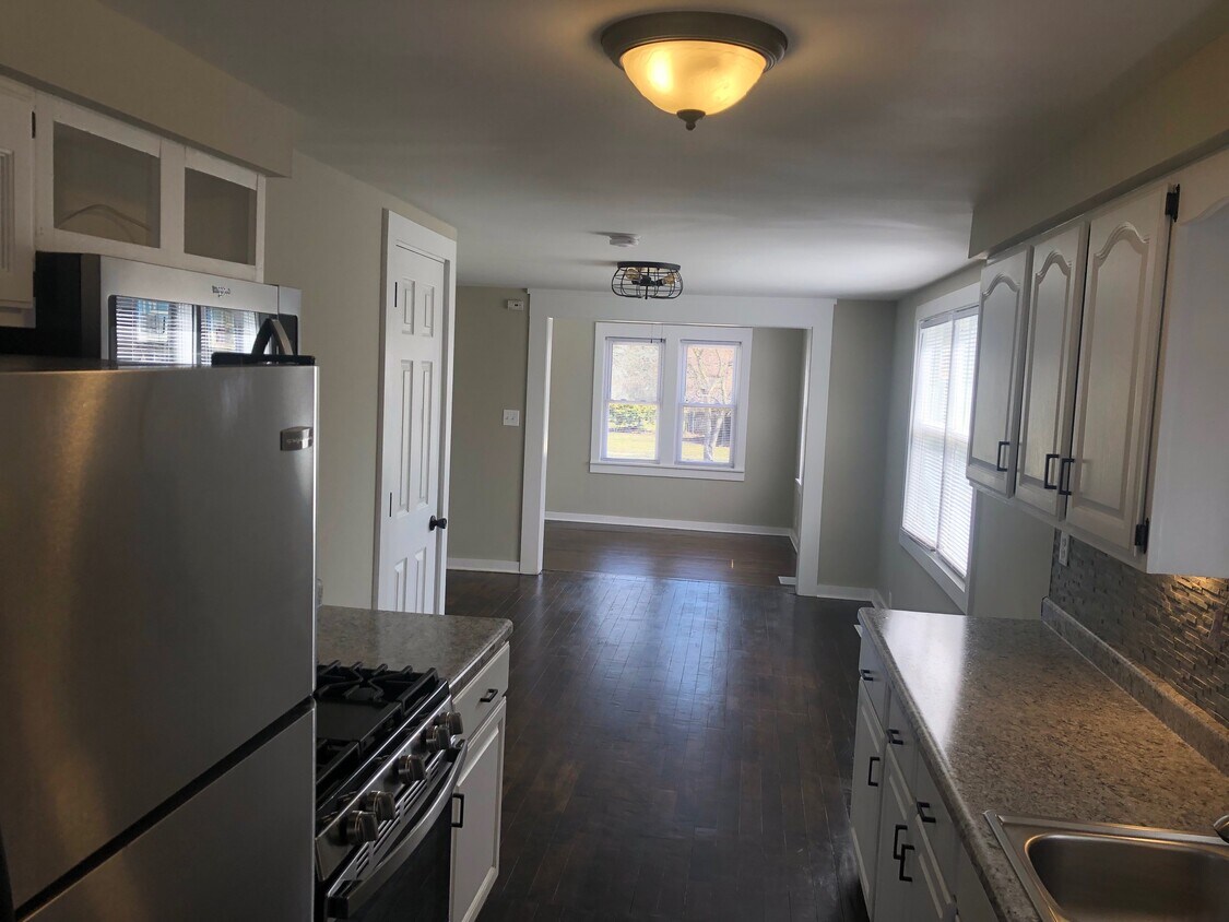 Kitchen, Open Layout! - 422 S State St