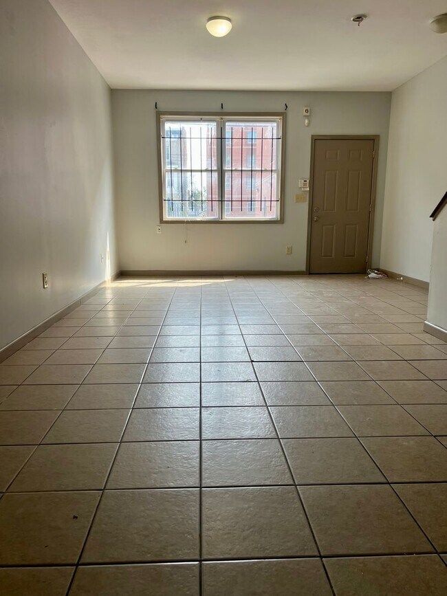 Foto del edificio - Stunning 6-Bedroom Townhome Steps Away fro...